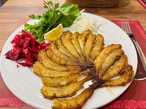 Karadeniz mutfağından taze mısır unlu çıtır mezgit kızartma Giresun balıkçıda