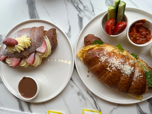 Ankara’nın en çıtır kruvasanı: Cannes Kruvasan & Chocolate’ta servis edilen, tereyağlı hamurdan yapılmış, zengin tuzlu veya tatlı kruvasan görseli