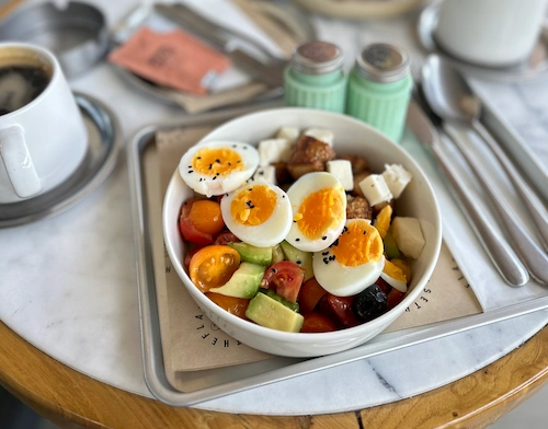 Ankara sağlıklı kahvaltı mekanı Hound Coffee'de servis edilen, avokado, yumurta ve taze yeşilliklerle hazırlanmış doyurucu avokado bowl kase kahvaltısı