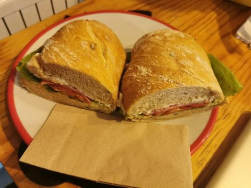 Ankara en iyi sandviç ve ev yapımı ekmek mekanı Coffee Craft Town'da tütsülenmiş dana eti ve zengin malzemelerle hazırlanmış bagel sandviç görseli