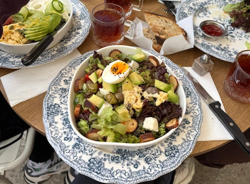 Ankara’nın en iyi kahvaltı bowl'u: Bake&Joy’da avokado, simit ve çırpılmış yumurtayı birleştiren özel kaseyi deneyimleyin