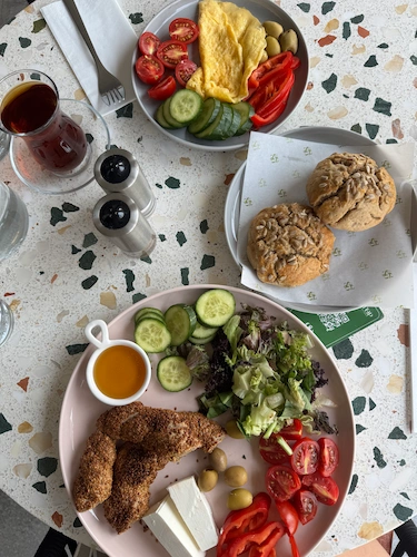 Green Stop Ankara'da sunulan glutensiz poğaça, glutensiz simit ve omletten oluşan, temiz içerikli ve doyurucu bir glutensiz kahvaltı tabağı fotoğrafı.
