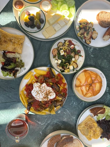 Ankara serpme kahvaltı arayanlar için Be.Cof’ta hazırlanan zengin ve doyurucu kahvaltı sofrasını görün