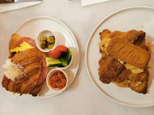 Ankara’nın en iyi kruvasan mekanında tuzlu (örneğin Mösyö Kruva) ve tatlı (Belçika çikolatalı) kruvasan çeşitleri görseli