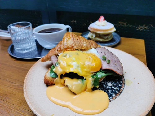 Ankara butik kafe Bosco’da İtalyan esintileri taşıyan, lezzetli pancake ile servis edilen Re di Roma kahvaltı tabağını sipariş edin