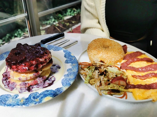 Ankara’da en iyi bagel tabağı: Bagel-i Manyak’ın omlet, avokado ve bagel içeren Bagelli Yumurta Tabağı ve Oladushki Pankek Kulesi görseli