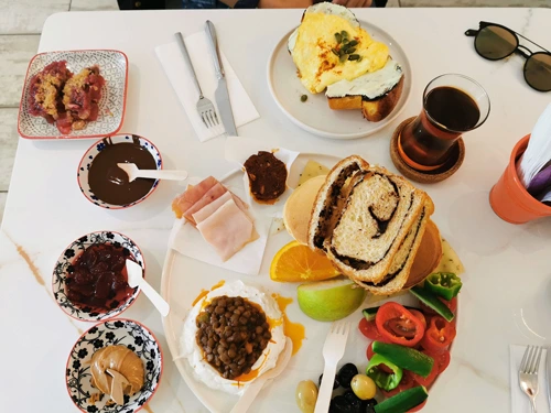 Ankara artizan kahvaltı mekanı Let's Bake Artisan'da taze hamur işleri ve ev yapımı lezzetlerle dolu serpme kahvaltının sunumu