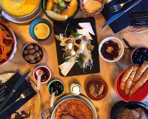 Ankara kahvaltı mekanları Ankara en iyi serpme kahvaltı mekanı Variante Breakfast’ta, zengin peynirler, reçeller, sıcaklar ve sınırsız çay ile donatılmış masa üstü kahvaltı tabağı.