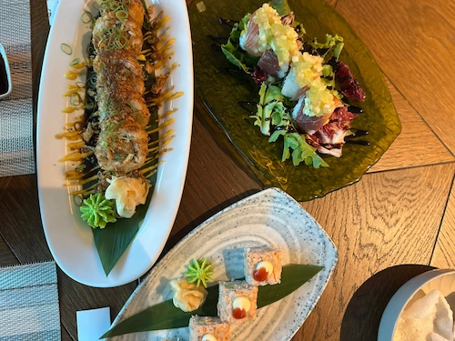 Maromi'de sunulan taze ve çeşitli sushi tabağı
