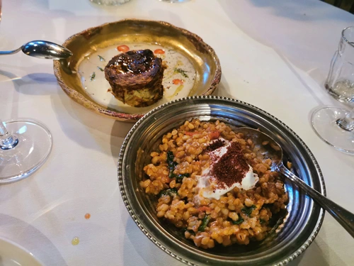 Ankara şık restoranlar Alma Table restoranında sunulan zeytin dolması ve narlı fırın soğan mezesi