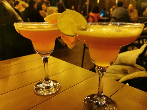 Ankara şık restoranlar ve pub seçeneklerinden Bunch the Pub'da sunulan renkli bir kokteyl