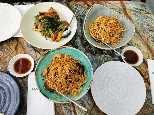 Ankara şık restoranlar arasında Uzak Doğu mutfağı için Quick China'dan bir lezzet tabağı