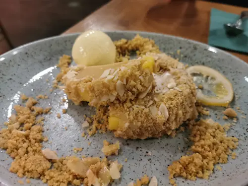 Ankara şık restoranlar favorisi Lou'da sunulan meşhur limonlu tart tatlısı