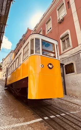 Lizbon'un tarihi Alfama bölgesinde ikonik sarı tramvay