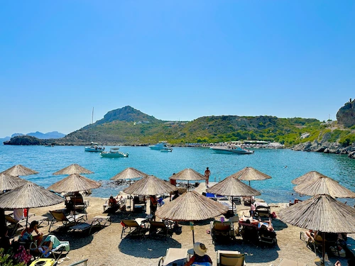 Plaj ve şemsiyeler, yaz tatili, tekneler